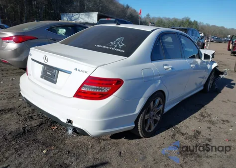 2013 Mercedes-Benz C 300 Sport 4Matic z USA, uszkodzony, nr VIN WDDGF8AB0DA811508